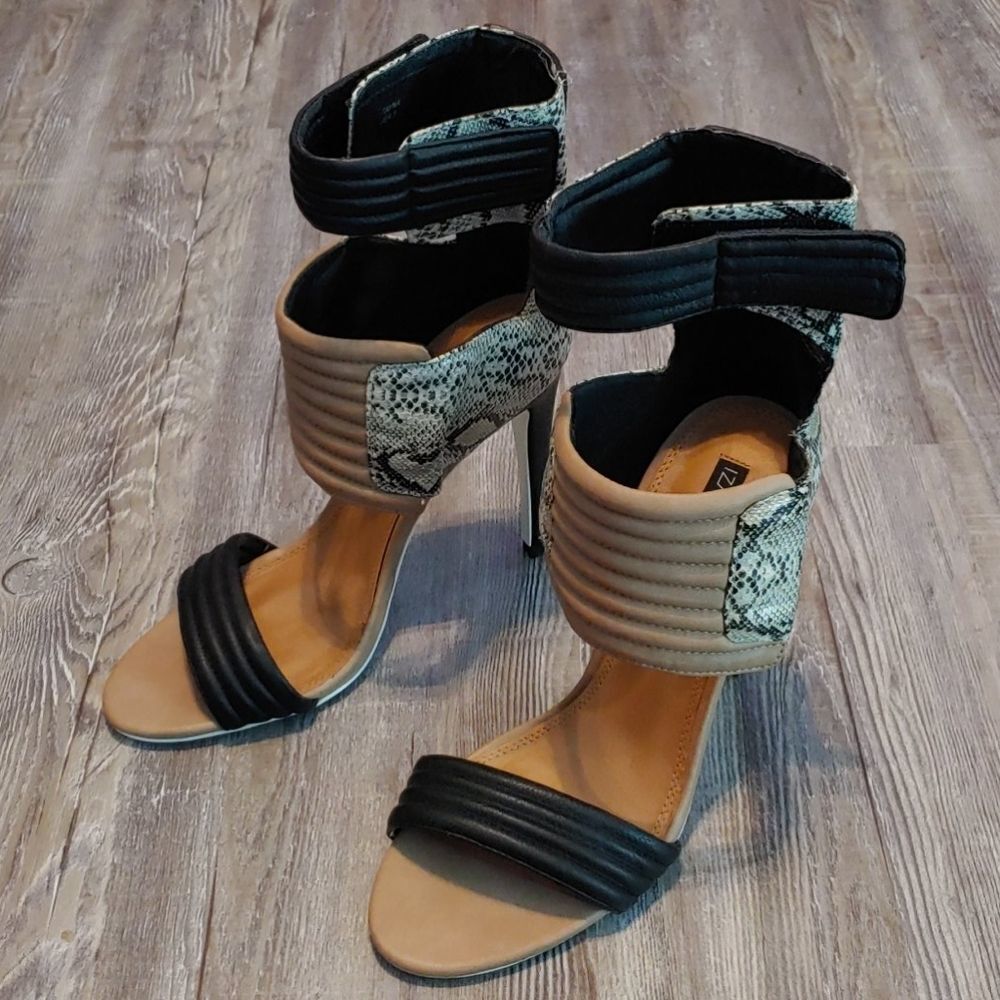 Izabella Rue wrap snakenprint  heels Sz 9.5